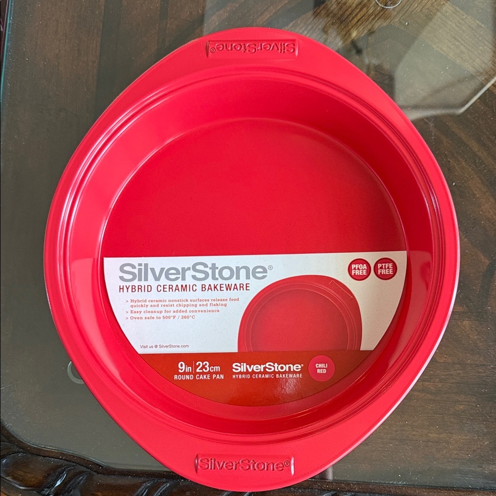 Brand new never used, Silverstone 9” Red Round Cake/Pie Pan